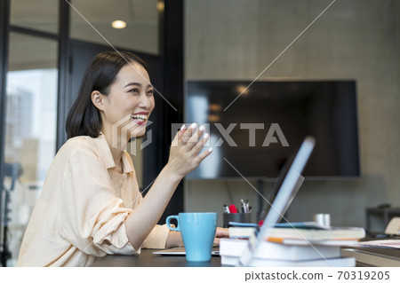 解釋將手勢包括在項目對應方中的業務人員 70319205