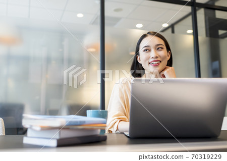 微笑的商人 70319229