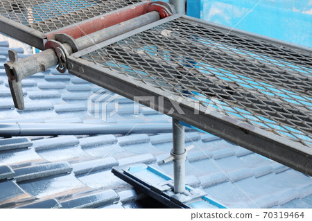 Scaffolding for construction sites seen from indoors Scaffolding for construction sites seen from indoors 70319464