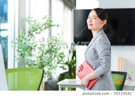 在明亮的辦公室里工作的女商人 70319542