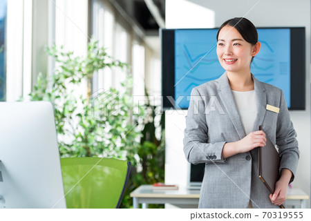 Business woman working in a bright office 70319555