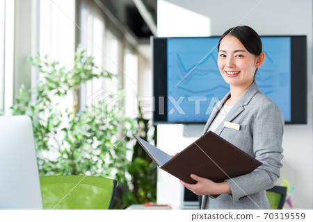 在明亮的辦公室里工作的女商人 在明亮的辦公室里工作的女商人 70319559