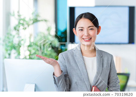 Business woman working in a bright office 70319620