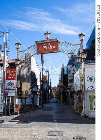 [Vertical position] Komachi Street in Kamakura 70319812