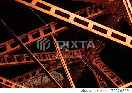深紅色的東京鐵塔，晚上高聳 70320229