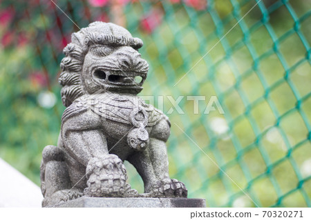 Stone lion 70320271