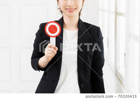 Young business woman with OK placard 70320433