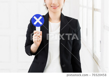 NG標語牌的年輕商業女人 70320458