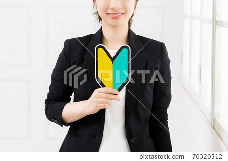 初學者標記的年輕商業女人 初學者標記的年輕商業女人 70320512