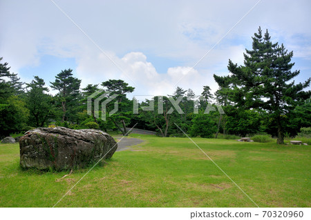 四面手指天文台在香卡縣小川市香川縣,香川縣,周圍遍布天文台的美麗的高原公園的景色(1) 四面手指天文台在香卡縣小川市香川縣,香川縣,周圍遍布天文台的美麗的高原公園的景色(1) 70320960