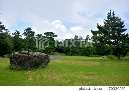 四面手指天文台在天文台周圍散佈著美麗的高原公園的景色香川縣小島kankakei（2） 70320961
