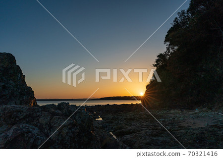 Coast before sunset 70321416