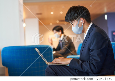 戴著面具的年輕商人 70321439