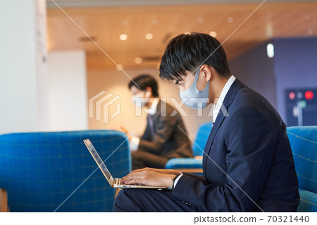戴著面具的年輕商人 70321440