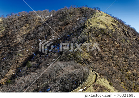 Mountain trail to Mt. Tanzawa seen from Fudonomine Mountain trail to Mt. Tanzawa seen from Fudonomine 70321693