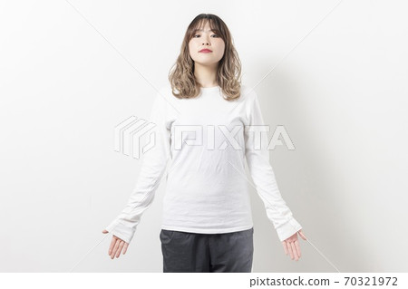 深呼吸，深吸一口氣的年輕女子 70321972