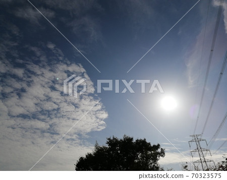 烏雲在陽光下聚集 烏雲在陽光下聚集 70323575