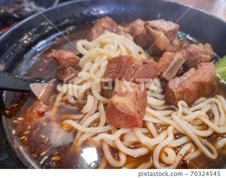 Close up shot of delicious hand pulled noodle with pork 70324545
