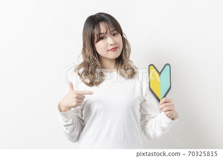 一個年輕的女人與初學者的標記 一個年輕的女人與初學者的標記 70325815