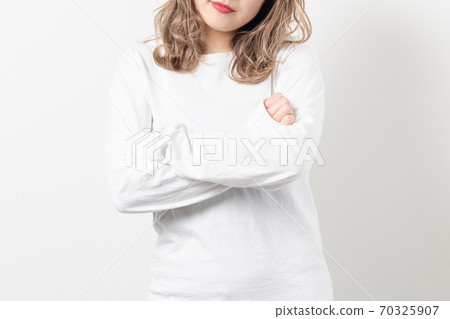 雙臂交叉的年輕女子 雙臂交叉的年輕女子 70325907