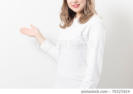 Young woman doing a guidance gesture 70325924