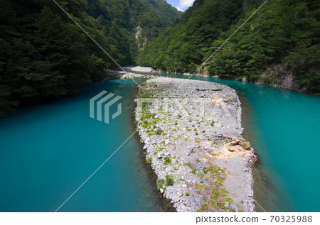 The emerald green Sumata River in Sumata Gorge, Kawanehon Town, Haibara District, Shizuoka Prefecture 70325988