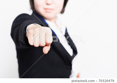 做拳打手勢的年輕商業女人 做拳打手勢的年輕商業女人 70326479