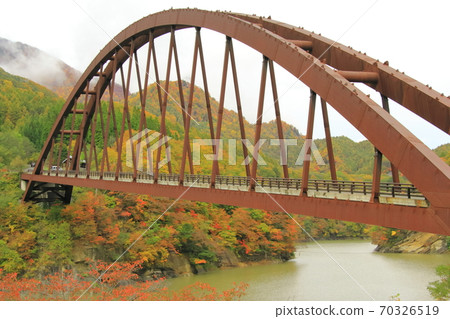 [Nagano Prefecture] Autumn leaves in the Okuhemika Valley 70326519