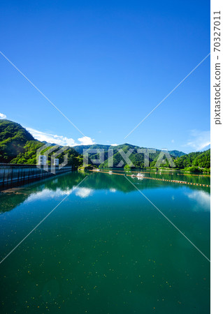 夏季,從奧多摩湖北岸眺望湖面,大千水壩和南岸的景色 夏季,從奧多摩湖北岸眺望湖面,大千水壩和南岸的景色 70327011