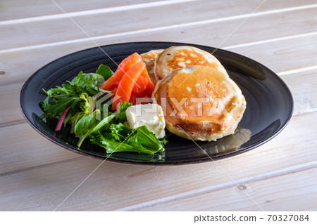 Flapjacks with salmon and fresh salad Flapjacks with salmon and fresh salad 70327084