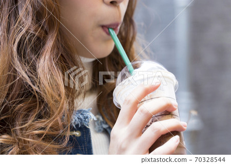 一個女人喝一杯 70328544