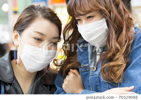 A woman who is chilly 70329098