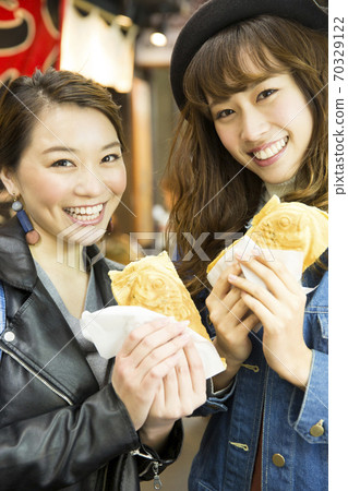 A woman who walks eaten 70329122