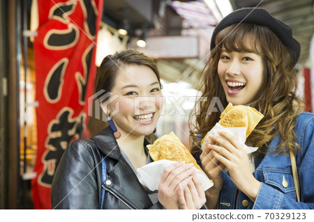 A woman who walks eaten 70329123