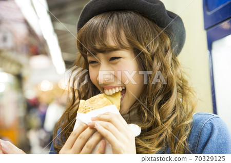 A woman who walks eaten 70329125