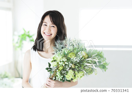 婦女的鮮花花束植物的生活方式 70331341