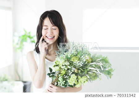 婦女的鮮花花束植物的生活方式 70331342