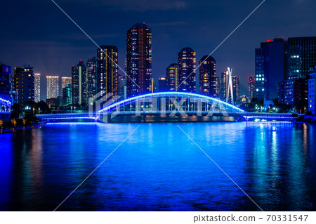 東京永代橋和高層公寓的夜景 70331547