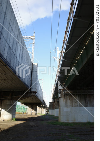 Underpass along the Tama River on the Tokaido Shinkansen and Yokosuka Line (Kawasaki side) Underpass along the Tama River on the Tokaido Shinkansen and Yokosuka Line (Kawasaki side) 70332931