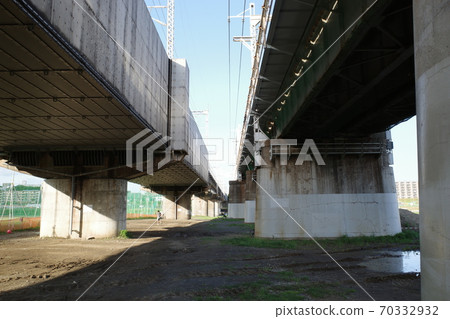 Underpass along the Tama River on the Tokaido Shinkansen and Yokosuka Line (Kawasaki side) 70332932