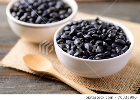 Black kidney beans in a bowl on wooden background Black kidney beans in a bowl on wooden background 70333990