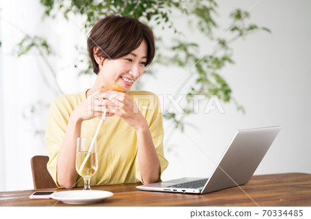 一個女人在一家咖啡館吃糖果 70334485