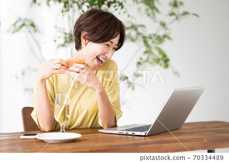一個女人在一家咖啡館吃糖果 一個女人在一家咖啡館吃糖果 70334489