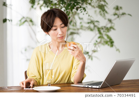 一個女人在一家咖啡館吃糖果 70334491