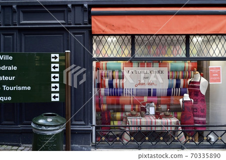 設有洗浴用品專賣店的城市風光 70335890