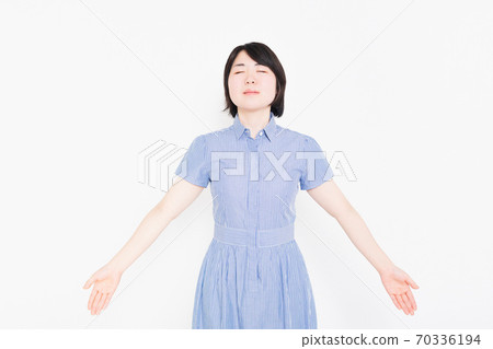 A woman who takes a deep breath and takes a breath A woman who takes a deep breath and takes a breath 70336194