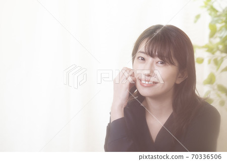 A smiling woman 70336506