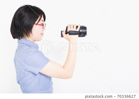 一個女人用攝像機拍攝視頻 一個女人用攝像機拍攝視頻 70336627
