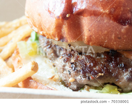 Delicious hamburgers Delicious hamburgers 70338001