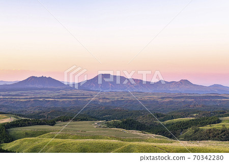 大分縣麻生久國家公園從久住高原觀測所看到的晨光 大分縣麻生久國家公園從久住高原觀測所看到的晨光 70342280